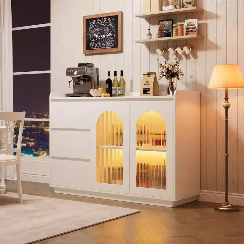 Buffet moderne blanc avec porte en verre cannelé, 3 tiroirs et lumières DEL – Assemblage par 1 personne