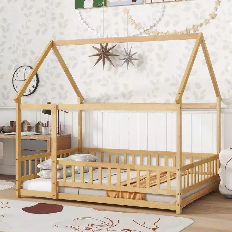 Lit cabane en bois naturel avec clôture et toit — Pour 1 enfant (7 ans et plus)