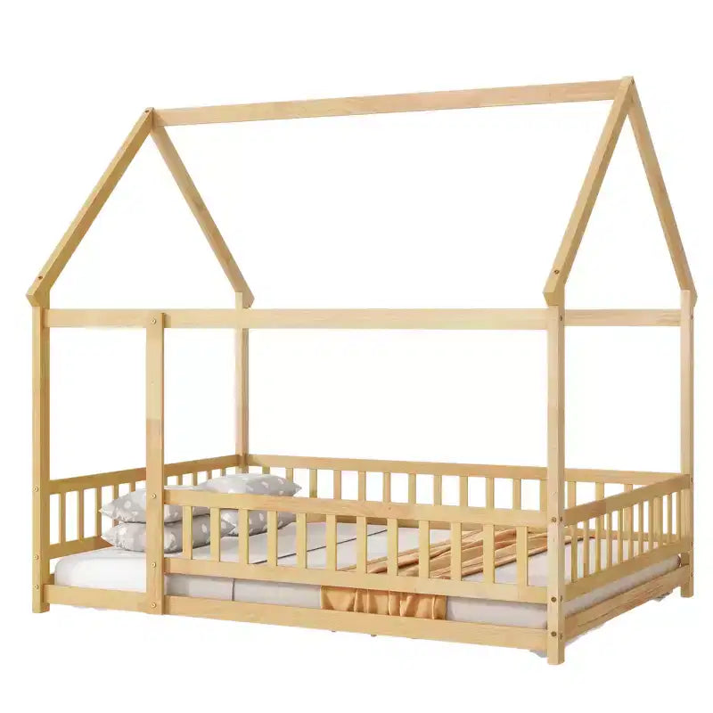 Lit cabane en bois naturel avec clôture et toit — Pour 1 enfant (7 ans et plus)