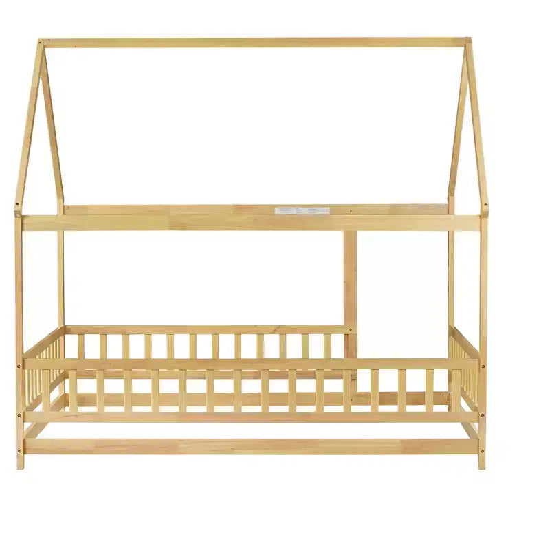 Lit cabane en bois naturel avec clôture et toit — Pour 1 enfant (7 ans et plus)