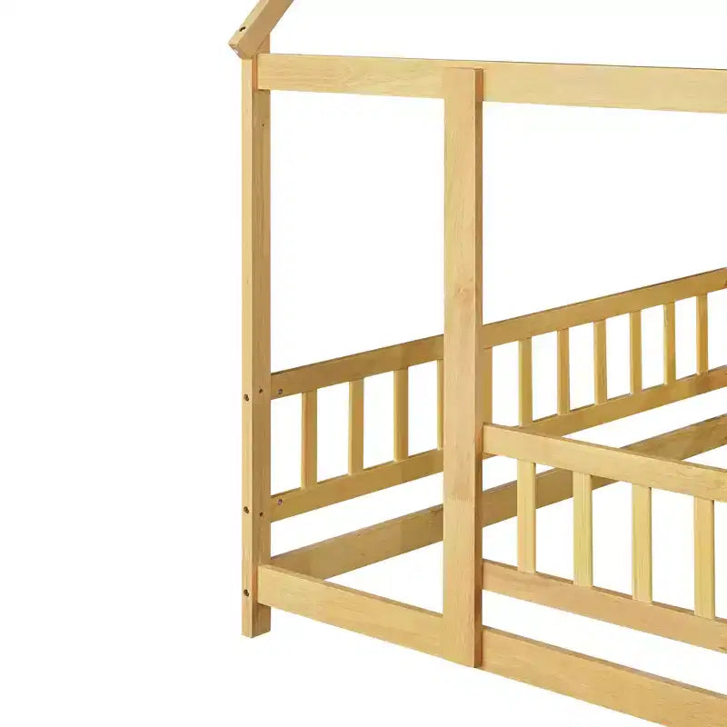 Lit cabane en bois naturel avec clôture et toit — Pour 1 enfant (7 ans et plus)