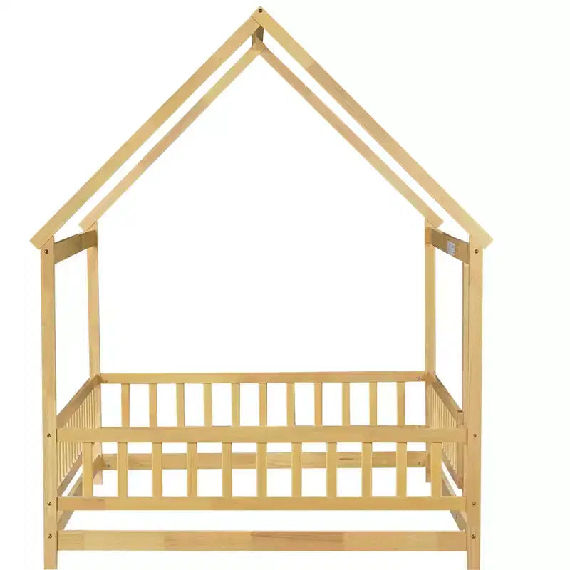 Lit cabane en bois naturel avec clôture et toit — Pour 1 enfant (7 ans et plus)