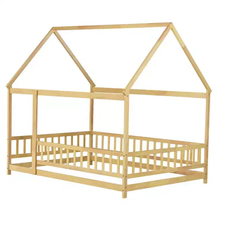 Lit cabane en bois naturel avec clôture et toit — Pour 1 enfant (7 ans et plus)