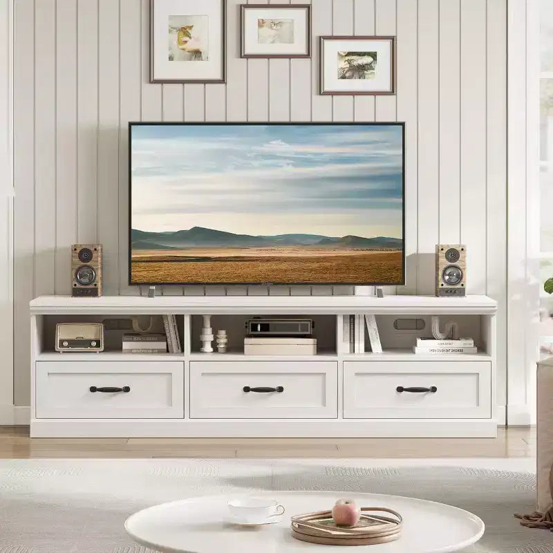 Meuble TV Mid-Century blanc antique / gris / couleur bois avec 3 tiroirs et étagères ouvertes, convient aux téléviseurs jusqu'à 75 pouces