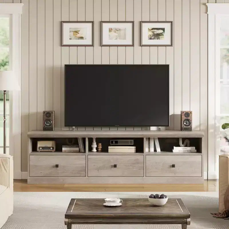 Meuble TV Mid-Century blanc antique / gris / couleur bois avec 3 tiroirs et étagères ouvertes, convient aux téléviseurs jusqu'à 75 pouces