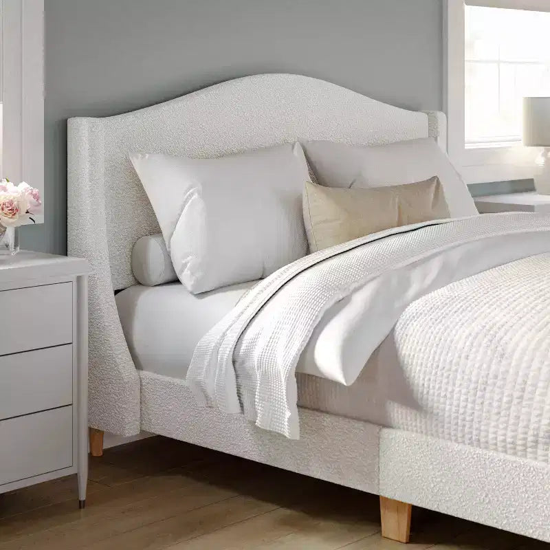 Lit plateforme tapissé en tissu beige et pieds en noyer, tête de lit incurvée, grand lit/très grand lit, pour 2 personnes