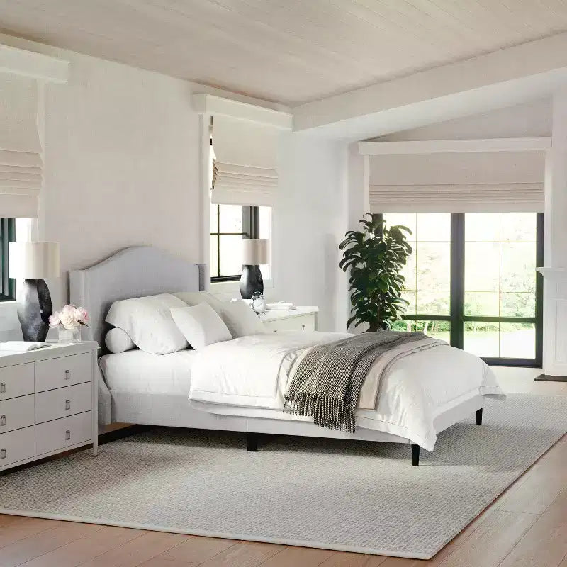 Lit plateforme tapissé en tissu beige et pieds en noyer, tête de lit incurvée, grand lit/très grand lit, pour 2 personnes