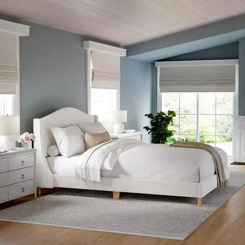 Lit plateforme tapissé en tissu beige et pieds en noyer, tête de lit incurvée, grand lit/très grand lit, pour 2 personnes