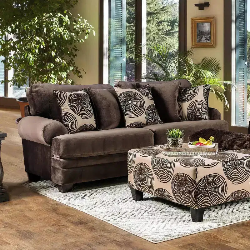 Canapé 3 places en microfibre marron avec coussins décoratifs